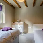 2 Bed In Lancaster Oc-53510 Holiday home